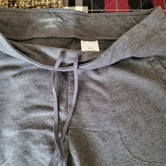 Danskin Cropped Pants - Picture 5 of 11